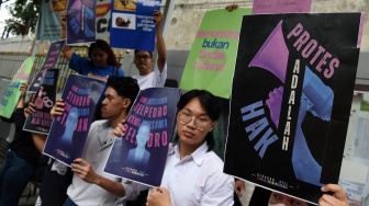 Pengunjuk rasa dari berbagai elemen masyarakat menggelar aksi dukungan pembebasan para aktivis usai berlangsungnya sidang perdana gugatan praperadilan penetapan tersangka empat aktivis di Pengadilan Negeri Jakarta Selatan, Jakarta, Jumat (17/10/2025). [ANTARA FOTO/Indrianto Eko Suwarso/YU]