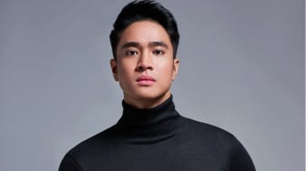 Dari Chic sampai Edgy, Ini 4 Cara Yesaya Abraham Mainin OOTD Serba Hitam!