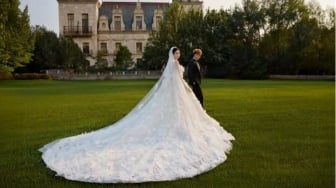 7 Potret Prewedding Tao eks EXO dan Xu Yiyang, Visualnya Bikin Gak Nyangka!