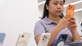 Calon pembeli melihat iPhone 17 Series di Mall Grand Indonesia, Jakarta, Jumat (17/10/2025). [Suara.com/Alfian Winanto]