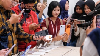 Calon pembeli melihat iPhone 17 Series di Mall Grand Indonesia, Jakarta, Jumat (17/10/2025). [Suara.com/Alfian Winanto]
