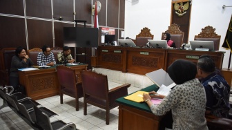 Tim Advokasi untuk Demokrasi yang menjadi kuasa hukum dari aktivis yang juga Admin Gejayan Memanggil Syahdan Husein, Maruf Bajammal (ketiga kiri) mengikuti sidang perdana gugatan praperadilan untuk kliennya di Pengadilan Negeri Jakarta Selatan, Jakarta, Jumat (17/10/2025). [ANTARA FOTO/Indrianto Eko Suwarso/YU]