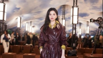 Effortless Banget! Intip 4 Gaya Dress Kasual nan Feminin ala Zhang Jingyi