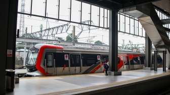 Suasana penumpang beraktivitas di Stasiun Tanah Abang, Jakarta, Jumat (17/10/2025). [Suara.com/Alfian Winanto]