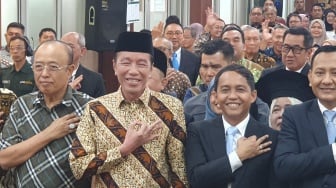 Jokowi Kembali ke 'Rumah', Jawab Isu Ijazah Palsu Tanpa Kata di Dies Natalis Kehutanan UGM