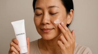 7 Sunscreen Lokal Mengandung Vitamin C untuk Flek Hitam Usia 40 Tahun
