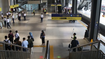 Suasana penumpang beraktivitas di Stasiun Tanah Abang, Jakarta, Jumat (17/10/2025). [Suara.com/Alfian Winanto]