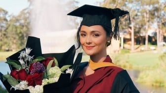 5 Momen Spesial Hari Kelulusan Amanda Rawles di Sydney, Ada OOTD Unik Hingga Lempar Toga