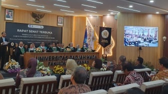 Gugup Pidato Depan Jokowi, Celetukan Ijazah Asli Menteri Raja Juli Bikin Seisi UGM Riuh