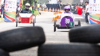 Peserta melaju di area lintasan saat mengikuti balapan Lomba Kereta Peti Sabun 2025 di kawasan Sasana Budaya Ganesha ITB, Bandung, Jawa Barat, Sabtu (18/10/2025). [ANTARA FOTO/Novrian Arbi/bar]