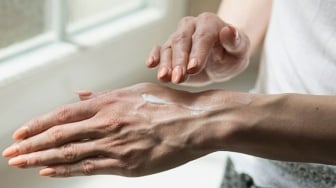 Jangan Skip Pakai Sunscreen, Ini 5 Cara Menghilangkan Flek Hitam di Tangan