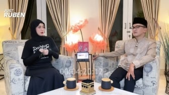 Sama-Sama Mualaf, Beda Cara Celine Evangelista dan Ruben Onsu saat Difitnah