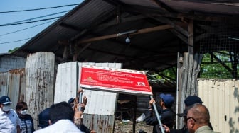 Tim gabungan Gakkum Kementerian Lingkungan Hidup bersama Polri dan TNI mencabut papan peringatan radiasi di salah satu pabrik yang telah didekontaminasi dari radiasi Cesium-137 (Cs-137) di Kawasan Industri Cikande, Kabupaten Serang, Banten, Jumat (8/10/2025). [ANTARA FOTO/Muhammad Bagus Khoirunas/foc]