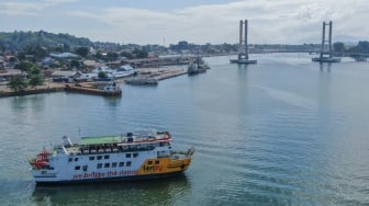 Foto udara kapal fery KMP Bahteramas meninggalkan Pelabuhan Fery Kendari, Sulawesi Tenggara, Sabtu (18/10/2025). [ANTARA FOTO/Andry Denisah/bar]