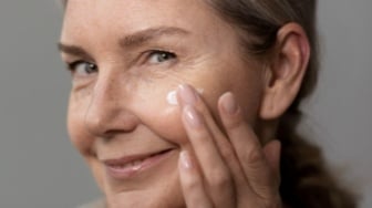 7 Rekomendasi Sunscreen Skintific untuk Flek Hitam Usia 40 Tahun ke Atas