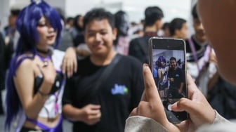 Pengunjung berswafoto dengan cosplayer saat acara Cosplay Expo 2025 di Gelora Bung Karno (GBK), Jakarta, Sabtu (18/10/2025). [Suara.com/Alfian Winanto]