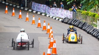 Peserta melaju di area lintasan saat mengikuti balapan Lomba Kereta Peti Sabun 2025 di kawasan Sasana Budaya Ganesha ITB, Bandung, Jawa Barat, Sabtu (18/10/2025). [ANTARA FOTO/Novrian Arbi/bar]