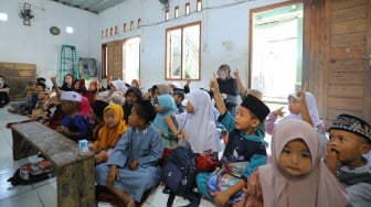 Pojok Literasi di Muara: Bukti Nyata Dongeng Bentuk Generasi Penerus yang Cerdas dan Berkarakter