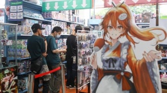 Pengunjung membeli merchandise saat acara Cosplay Expo 2025 di Gelora Bung Karno (GBK), Jakarta, Sabtu (18/10/2025). [Suara.com/Alfian Winanto]