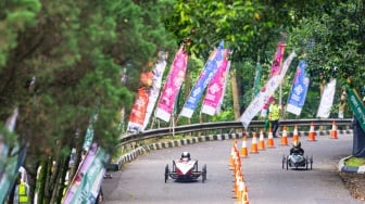 Peserta melaju di area lintasan saat mengikuti balapan Lomba Kereta Peti Sabun 2025 di kawasan Sasana Budaya Ganesha ITB, Bandung, Jawa Barat, Sabtu (18/10/2025). [ANTARA FOTO/Novrian Arbi/bar]