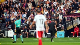 Barcelona Menang Dramatis, Hansi Flick Bingung Dapat Kartu Merah