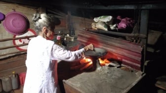 Menikmati Sambal Mentah Mak Senah Warga Suku Akit Kepulauan Meranti