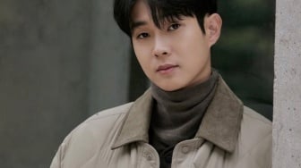 4 Mix & Match Knit Sweater ala Choi Woo Shik, Buat Ngampus sampai Ngantor!