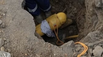 Semburan Air Berbau Gas Muncul di Sungai Rungkut Tengah Surabaya