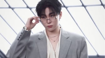 4 Gaya Seungkwan SEVENTEEN Bikin Kemeja Jadi OOTD Trendy dan Nggak Monoton!