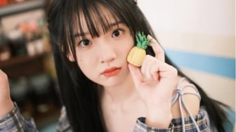 Look Kasual hingga Elegan, 5 Inspirasi Outfit Serba Hitam ala Zhang Miao Yi