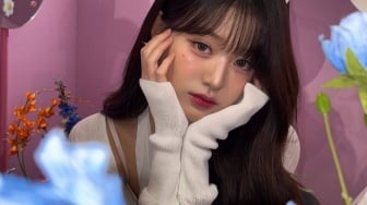 Cozy Vibes! 4 Ide Padu Padan Knitwear ala Wonyoung IVE yang Super Sweet