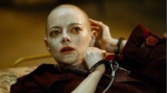 Sinopsis Film Bugonia, Ketika Emma Stone Diculik karena Disangka Alien Penghancur Bumi