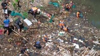 Petugas kebersihan bersama pemerhati lingkungan gotong royong membersihkan sampah pada aliran sungai dalam aksi River Clean Up di Desa Batubulan, Gianyar, Bali, Senin (20/10/2025). [ANTARA FOTO/Nyoman Hendra Wibowo/YU]