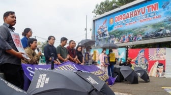 Massa dari Koalisi Bersihkan Indonesia (KBI) saat menggelar aksi simbolik di Taman Pandang Istana, Jakarta, Senin (20/10/2025). [Suara.com/Alfian Winanto]