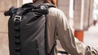Bahaya Gendong Tas Satu Bahu, Benarkah Merusak Tulang Belakang?