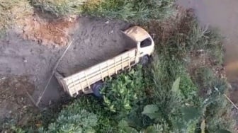 Microsleep Berujung Maut? Truk Angkut Pasir Nyungsep ke Jurang di Cisauk