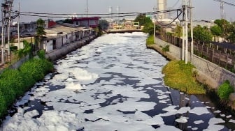 Foto udara gumpalan busa putih mengapung di permukaan sungai di Kalisari Damen, Surabaya, Jawa Timur, Senin (20/10/2025). [ANTARA FOTO/Didik Suhartono/YU]