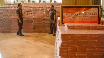 Petugas memeriksa uang tunai saat penyerahan uang pengganti kerugian negara hasil korupsi minyak kelapa sawit (CPO) di Kejaksaan Agung, Jakarta, Senin (20/10/2025). [ANTARA FOTO/Hafidz Mubarak A/YU] 