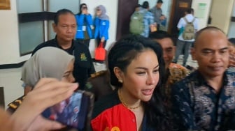 Nikita Mirzani Dituntut 11 Tahun Penjara, Malah Tertawa: Jaksa Gue Berkasus Semua!