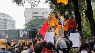 Massa mahasiswa saat menggelar demo peringatan satu tahun pemerintahan Prabowo-Gibran di Jl Merdeka Selatan, Jakarta, Senin (20/10/2025). [Suata.com/Alfian Winanto]