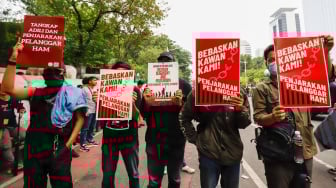 Massa mahasiswa saat menggelar demo peringatan satu tahun pemerintahan Prabowo-Gibran di Jl Merdeka Selatan, Jakarta, Senin (20/10/2025). [Suata.com/Alfian Winanto]