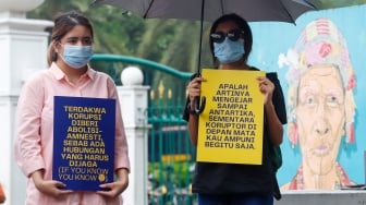 Massa dari Koalisi Bersihkan Indonesia (KBI) saat menggelar aksi simbolik di Taman Pandang Istana, Jakarta, Senin (20/10/2025). [Suara.com/Alfian Winanto]