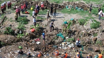 Petugas kebersihan bersama pemerhati lingkungan gotong royong membersihkan sampah pada aliran sungai dalam aksi River Clean Up di Desa Batubulan, Gianyar, Bali, Senin (20/10/2025). [ANTARA FOTO/Nyoman Hendra Wibowo/YU]
