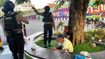 Nekat Pesta Miras di Siang Bolong, Tiga Pria Ini Dikukut Polisi di Kawasan Manahan