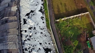 Penampakan Busa Putih Penuhi Sungai Kalisari di Surabaya