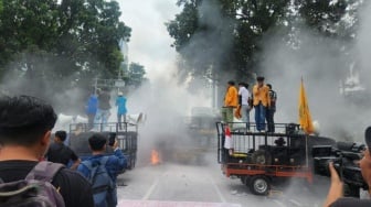Demo Mahasiswa di Patung Kuda Makin Ramai, Massa Berulang Kali Cekcok dengan Polisi