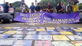 Aksi Simbolik Kritik Satu Tahun Prabowo-Gibran di Depan Istana Negara