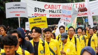 Massa mahasiswa saat menggelar demo peringatan satu tahun pemerintahan Prabowo-Gibran di Jl Merdeka Selatan, Jakarta, Senin (20/10/2025). [Suata.com/Alfian Winanto]