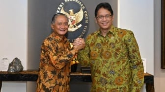 Sering Pakai Batik seperti Menkeu Purbaya? Ini 5 Tips Merawatnya biar Awet dan Tetap Keren