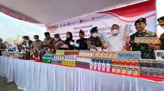 Harta Karun Ilegal Senilai Rp1,4 Miliar Dibakar! Jutaan Rokok dan Ribuan Miras Berakhir Jadi Abu